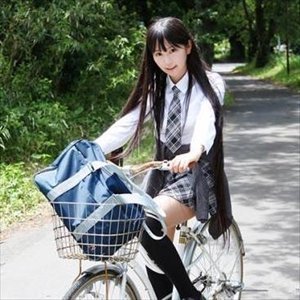 右手にドリンク、左手にスマホ、耳にはイヤホンをして自転車を運転し、婆さんを死亡させた女子大生、重過失致死適用か