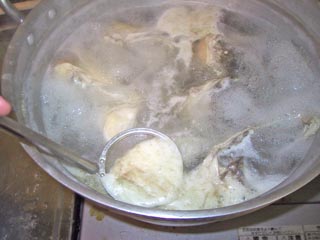 02水炊き鳥鍋アクとり.jpg