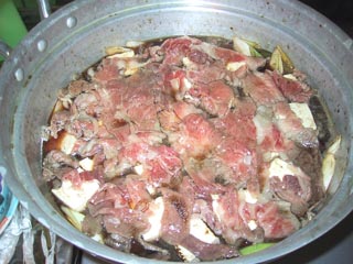 8.豆腐の上に、さらに上に牛肉を入れます。.jpg