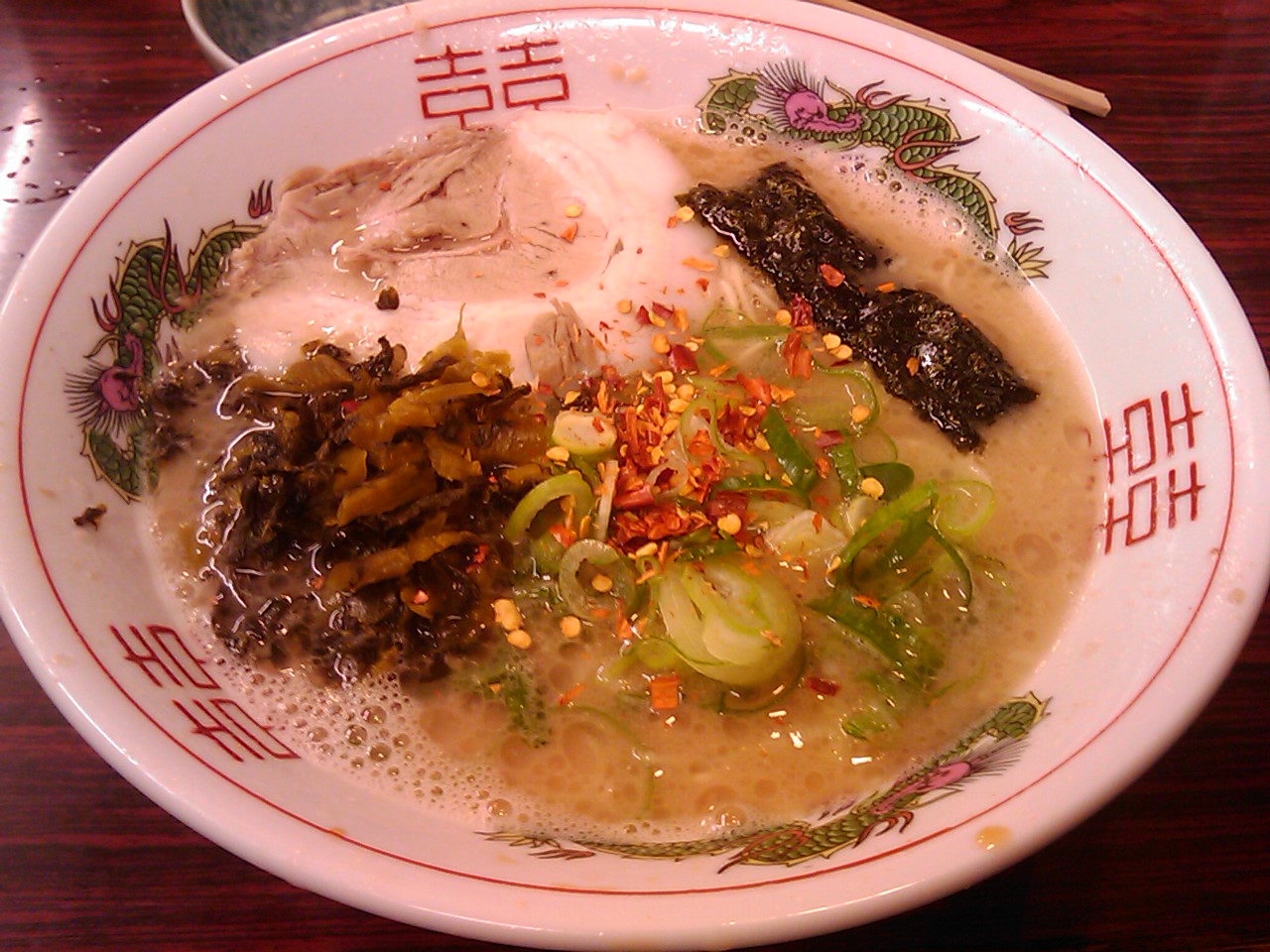 とんぱーれ ラーメン 500円 <br>
バイクマガジンは、ZIP FMのジェームスと二人で写ってるかも、っと大将が。