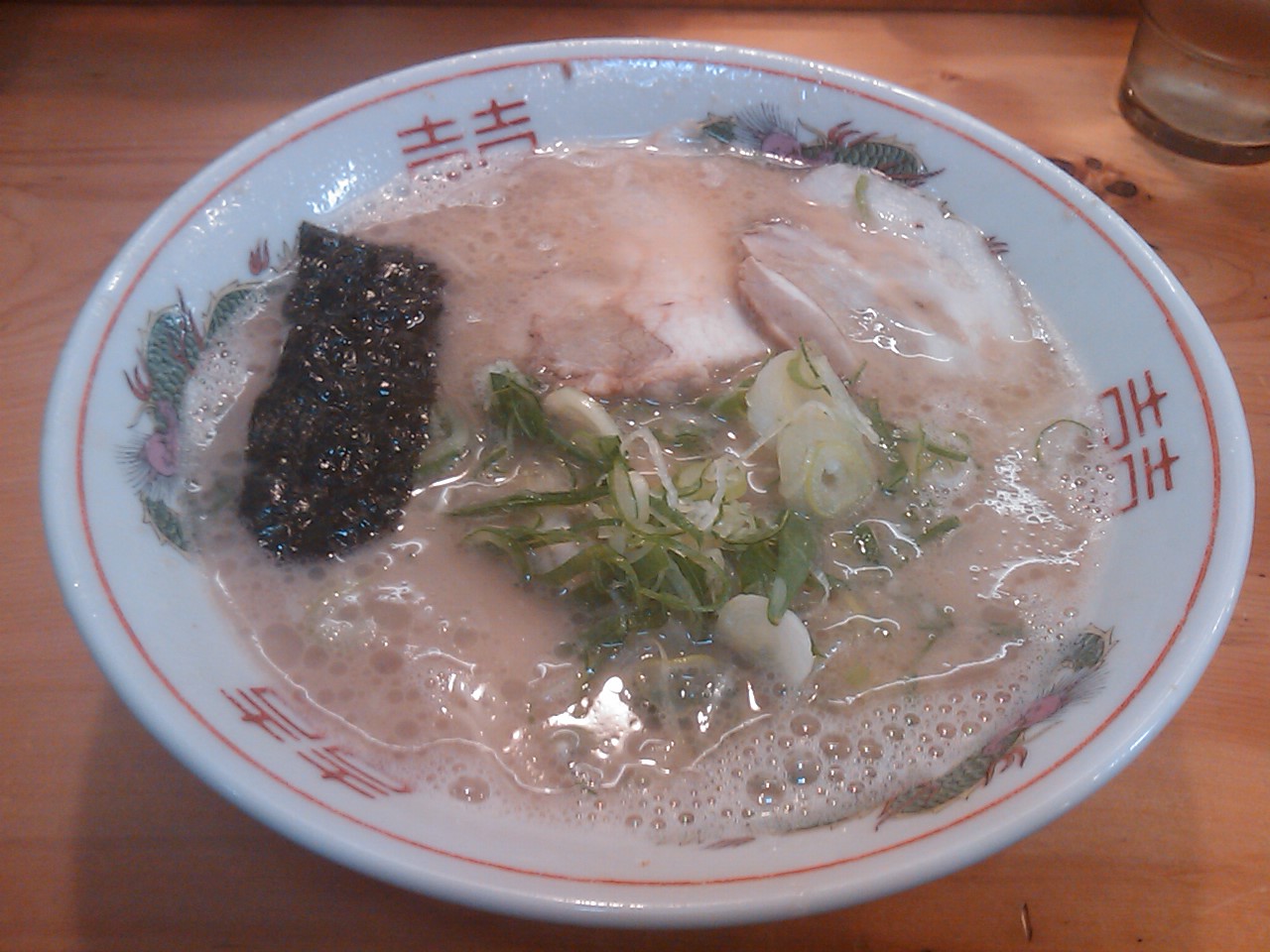 とんぱーれ ラーメン 500円 <br>
さすがにこの濃厚スープは今回は控えめに頂いた。