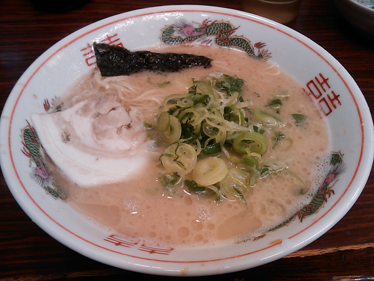 とんぱーれ ラーメン 500円 <br>
壁に飾られている帽子は、大将の手作り品。お気に入りがあれば有料ながら譲ってくれるそうだ。