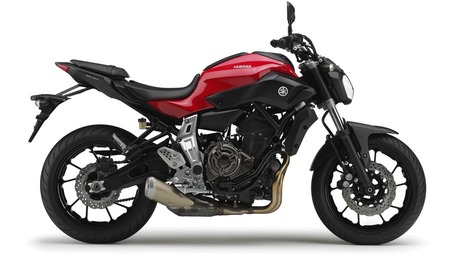 2014-Yamaha-MT-07-EU-Racing-Red-Studio-002
