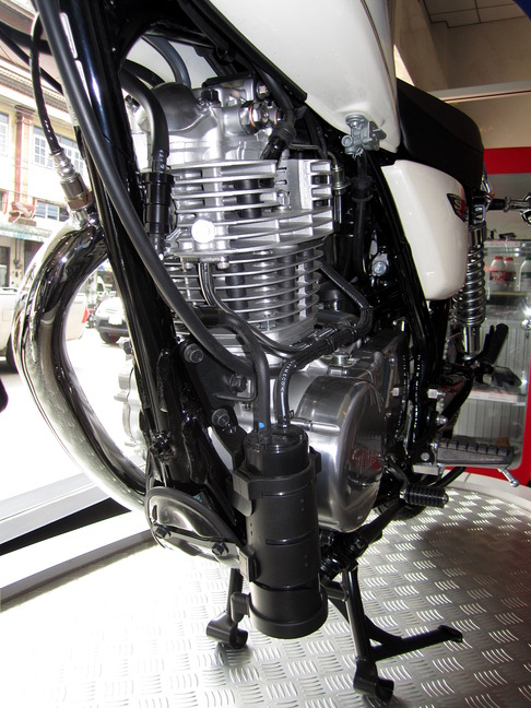 Yamaha_SR400_2014_Engine_With_EVAP_Canister