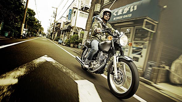 2014-Yamaha-400-SR-EU-Matt-Grey-Action-001_tcm219-555491