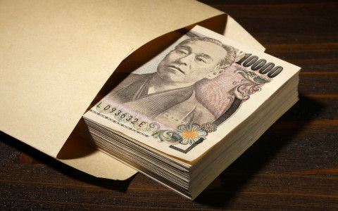 100万円を一ヶ月以内に使い切れって言われたら何に使う？