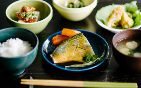 ワイ「いつも美味いメシありがとさん！また来るで！」 定食屋のおばちゃん「」