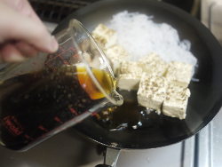 割り下をそそぐ