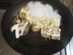 しらたき、焼き豆腐、しいたけ