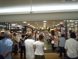 店の外から伺う?