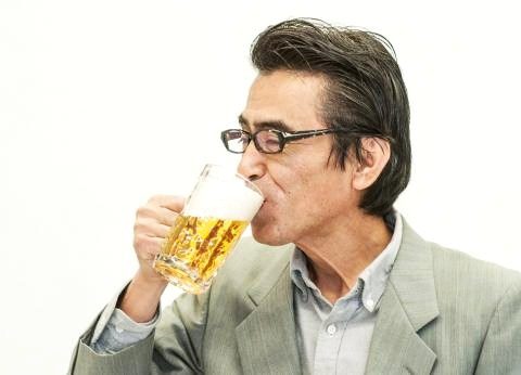 ビールを飲む男性