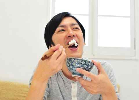ご飯を食べる