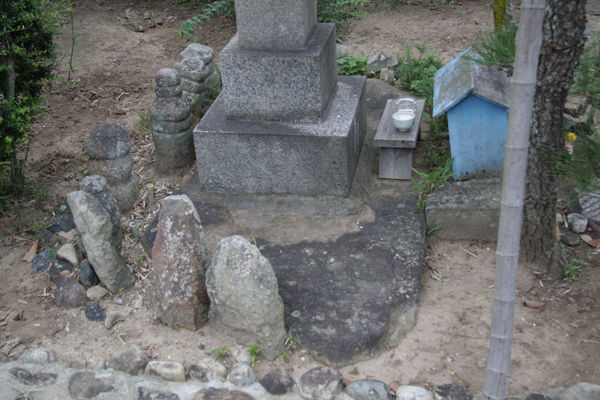 円長寺の石棺05
