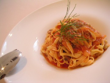 サンマと木の実とナスのトマトソース手打ちパスタ