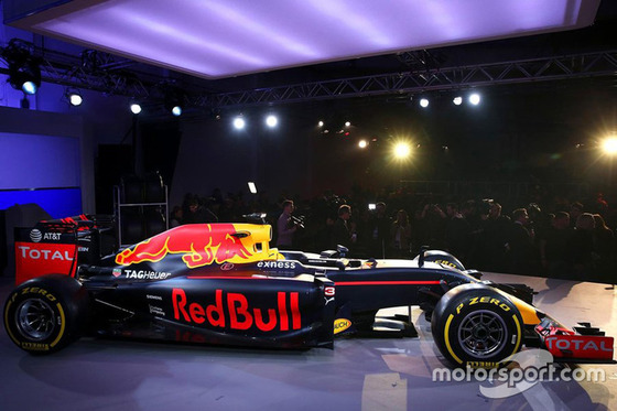 レッドブル、F1カラーリングを発表: 2016年F1