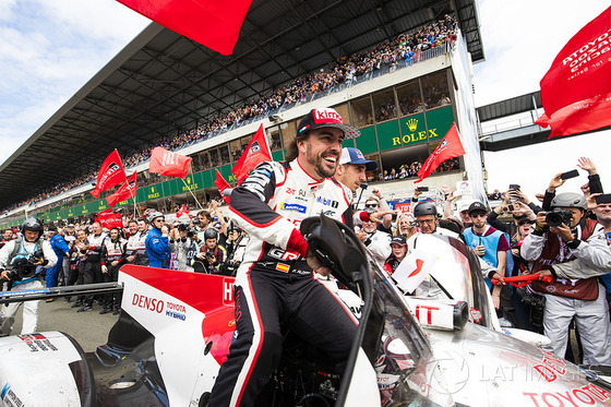 中嶋一貴、アロンソとブエミを乗せてビクトリーラン:2018年WECル・マン24時間レース