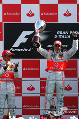 2007年イタリアGP優勝トロフィ、フェルナンド・アロンソ、ルイス・ハミルトン