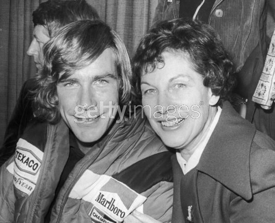 F1日本GPから帰国したジェイムズ・ハンと母親スー - 1976年10月26日