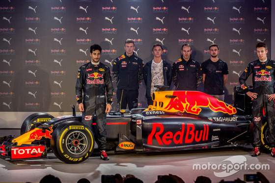 レッドブル、F1カラーリングを発表: 2016年F1