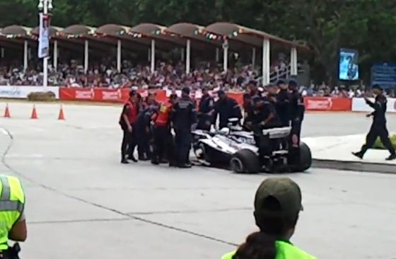 パストール・マルドナド、ベネズエラでの凱旋F1デモ走行でクラッシュ