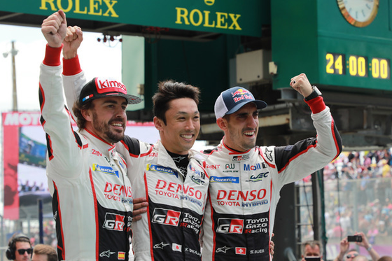 マシンに乗って記念写真(フェルナンド・アロンソ、中嶋一貴、セバスチャン・ブエミ):2018年WECル・マン24時間レース