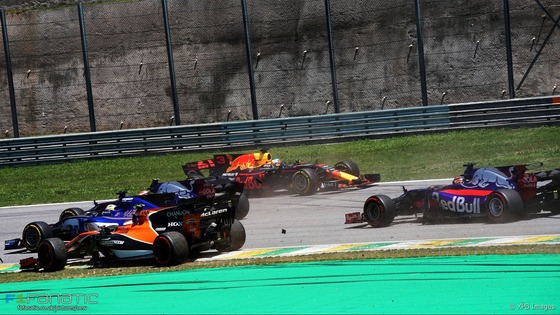 ダニエル・リチャルド(レッドブル)弾かれる、2017年F1ブラジルGP