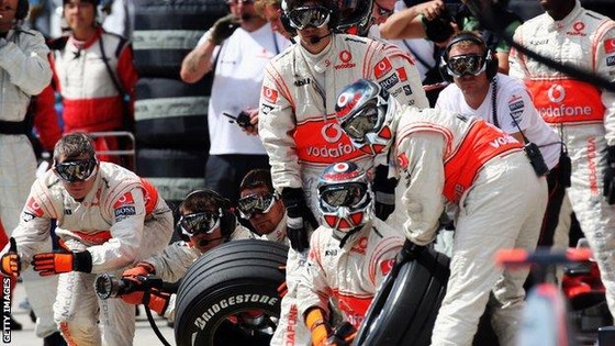 タイヤ交換を待つマクラーレンのクルー