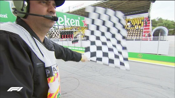 チェッカー・フラッグが振られる