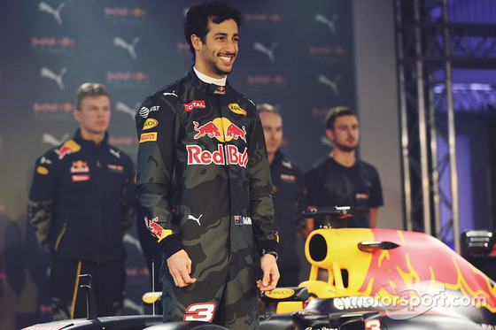レッドブル、F1カラーリングを発表: 2016年F1