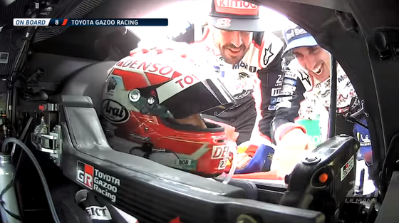 最終ドライバー中嶋一貴を祝福するアロンソとブエミ:2018年WECル・マン24時間レース