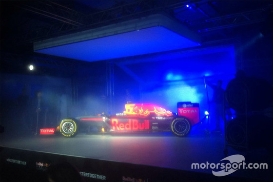 レッドブル、F1カラーリングを発表: 2016年F1