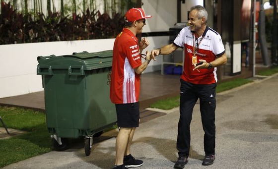 キミ・ライコネン、ザウバーのスタッフと談笑:2018年F1シンガポールGP