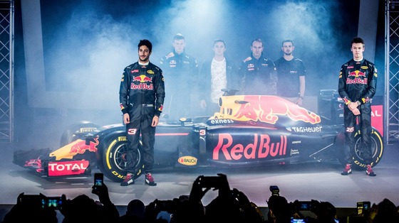 レッドブル、F1カラーリングを発表: 2016年F1
