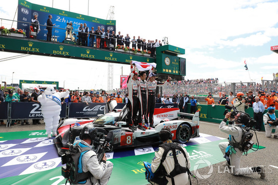 マシンに乗って記念写真(フェルナンド・アロンソ、中嶋一貴、セバスチャン・ブエミ):2018年WECル・マン24時間レース