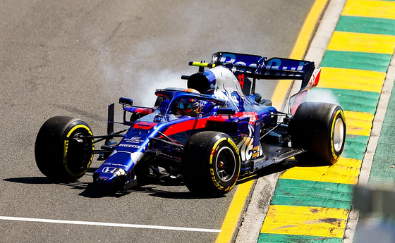 アレックス・アルボン、障壁にクラッシュしてフロント・ウィングを失いコース上にストップ:2019年オーストラリアGP