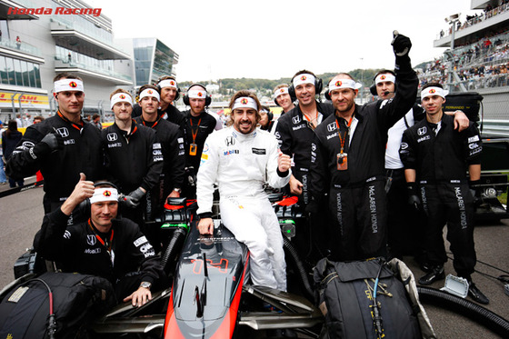 フェルナンド・アロンソ(マクラーレン・ホンダ)、チーム・アロンソ全員でアロンソF1参戦500回記念鉢巻きをしてレース前に記念写真、F1ロシアGP ソチ