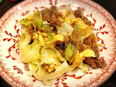 牛肉、卵、レタスの炒め物