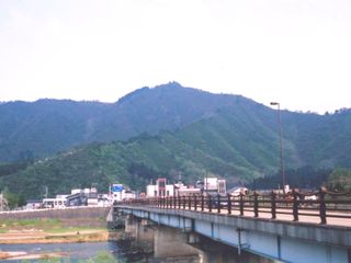 坂戸山と魚野川