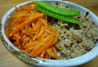 そぼろ&にんじんしりしりー丼できあがり〜