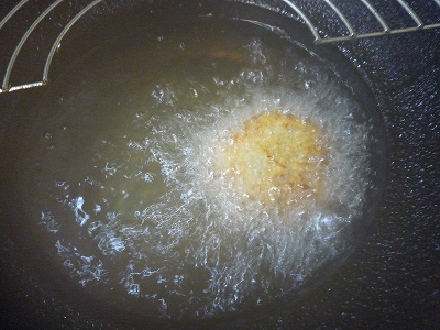 油でからりと揚げる