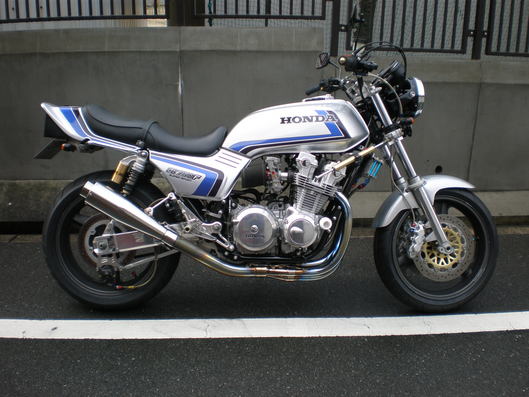 ホンダ CB750F ワンオフカスタム「F・スペンサー仕様」製作 : BMW
