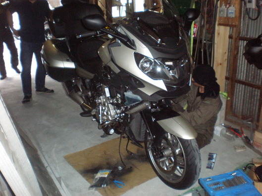 BMW K1600 エンジンガード取り付け作業中