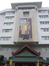 マンションの正面にも王様の写真