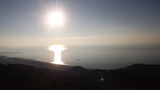 夕日に向かって飛ぶハングライダー