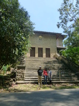 大学内の教会前で