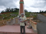 テイテイ村の記念碑の前で