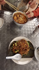 現地の焼きそば（手前）