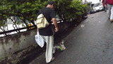 ゴミを拾いながら歩くMさん