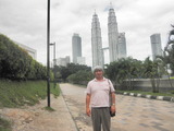 ツインタワーを背に