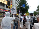防護服でデモ
